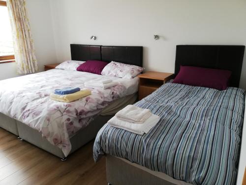 2 nebeneinander sitzende Betten in einem Schlafzimmer in der Unterkunft Peace and Tranquility in Ballymote
