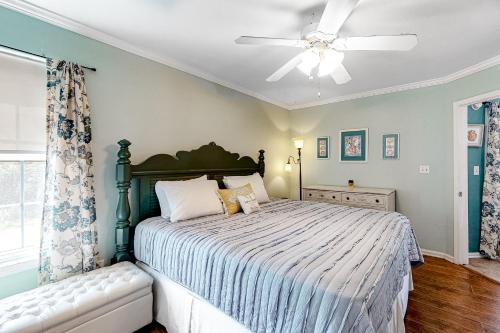 una camera con letto e ventilatore a soffitto di Colony Club a Gulf Shores