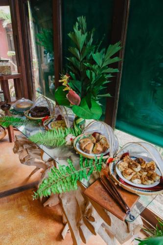 ピパにあるPaua Hotel Boutiqueの食器を盛り付けたテーブル