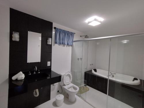 Bilik mandi di Pousada Villa de charme hospedagem com hidromassagem e lareira