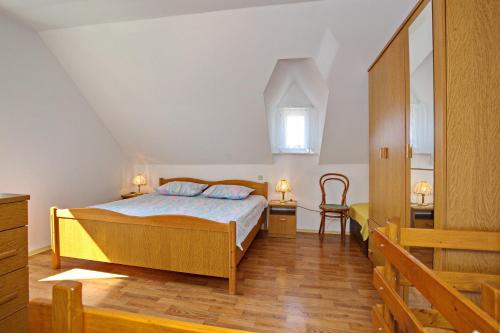 ein Schlafzimmer mit einem Bett, einem Tisch und einem Stuhl in der Unterkunft House Tina in Omiš