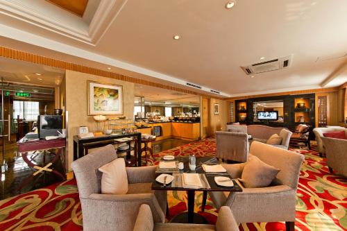 A seating area at Clarion Hotel Tianjin