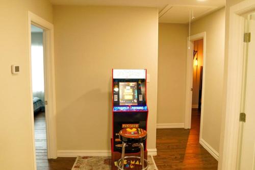 a video game machine sitting in a room at Dallas 4BR Large yard w HOT TUB , Fire pit and basketball Hoop in Dallas