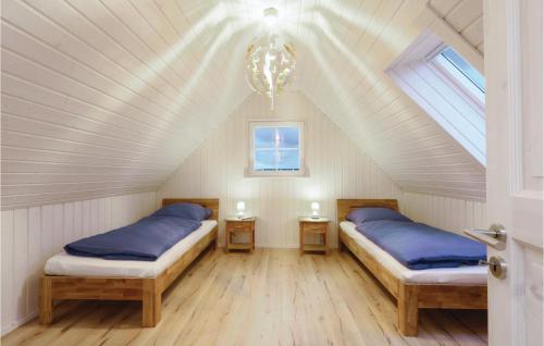 2 Betten in einem Zimmer mit Dachgeschoss in der Unterkunft Lovely Home In Zerpenschleuse With Sauna in Berg