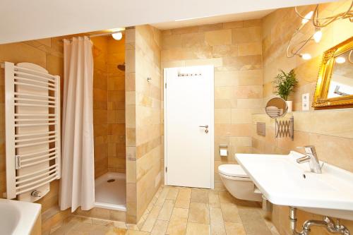 een badkamer met een toilet, een wastafel en een douche bij Luftikus Lodge in Garmisch-Partenkirchen