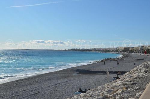 - une plage avec des gens sur le sable et l'océan dans l'établissement Grand Studio Nice proche plages et Promenade des Anglais, à Nice