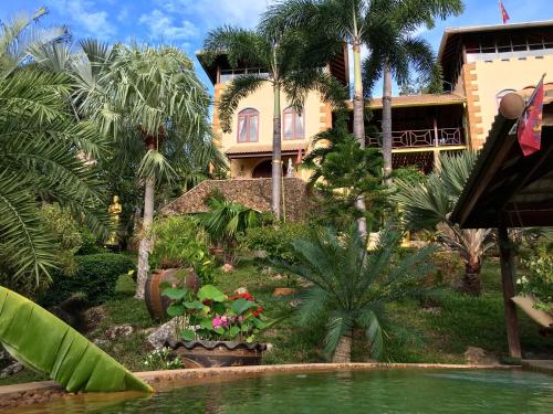 ein Haus mit Palmen und einem Pool in der Unterkunft Ever dreamed of staying in a 2 Bedroom Castle-SDV044C-By Samui Dream Villas in Koh Samui 