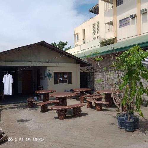 Un restaurante u otro lugar para comer en Jow's Place