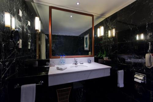 A bathroom at Clarion Hotel Tianjin