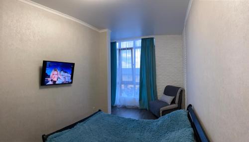 una stanza d'albergo con un letto e una finestra di Апартаменты возле моря a Odessa