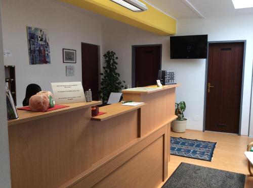 an office with a reception desk with a bear on the counter at Stadthotel Schwerterbräu in Judenburg