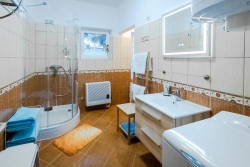 Vonios kambarys apgyvendinimo įstaigoje Sunny Garden Pihenőház
