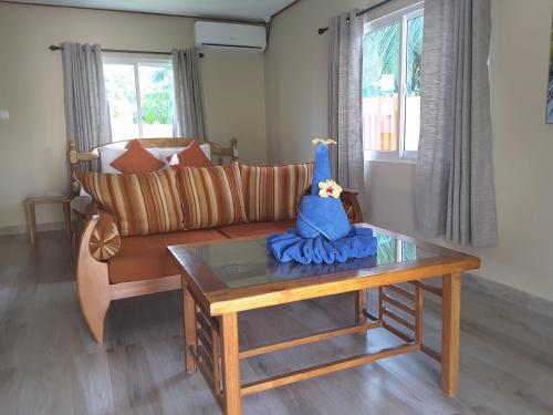 sala de estar con sofá y mesa de centro en Villa Aya en Grand'Anse Praslin