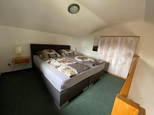 een slaapkamer met een bed in een kamer bij Appartement zum Hirsch'n in Waldkirchen