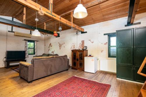 Μια τηλεόραση ή/και κέντρο ψυχαγωγίας στο Ephesus Lodge