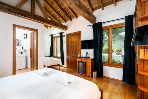 Кровать или кровати в номере Ephesus Lodge