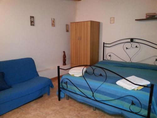 ドンナルカータにあるOndulnaのベッドルーム1室(ベッド1台、青い椅子付)