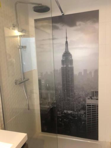 - une douche avec vue sur le bâtiment de l'État de l'empire dans l'établissement NEW YORK, à La Grande Motte