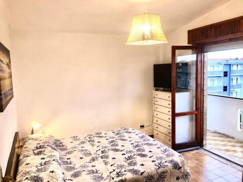 een slaapkamer met een bed, een dressoir en een raam bij Casa Vacanza Grisolia Lido in Grisolia