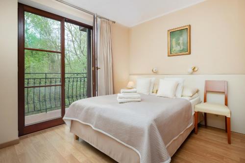 - une chambre avec un grand lit et une fenêtre dans l'établissement Willa u Wójta, à Pobierowo