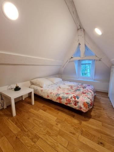 une chambre avec un lit et une table dedans dans l'établissement Château des Bosquets, à Étretat