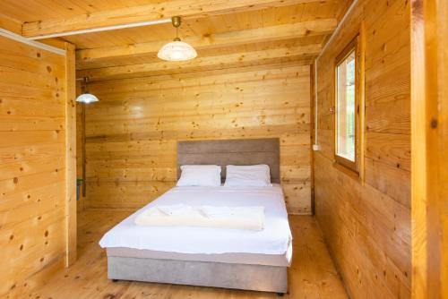 Postel nebo postele na pokoji v ubytování Lovcen mountain cottages