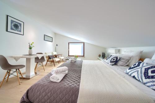 Postel nebo postele na pokoji v ubytování Family Apartments Sinisa - City of Krk