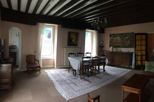 une salle à manger avec une table et des chaises dans l'établissement Appartement spacieux 78m2 plein centre, balcon, jusqu’à 6 personnes, à La Bourboule