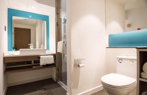 A bathroom at Holiday Inn Express Tianjin Airport East, an IHG Hotel