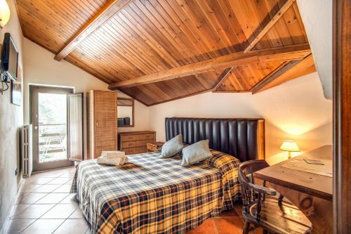 ein Schlafzimmer mit einem Bett und einer Holzdecke in der Unterkunft Hotel Sant'Angelo Al Belvedere in Vico Equense