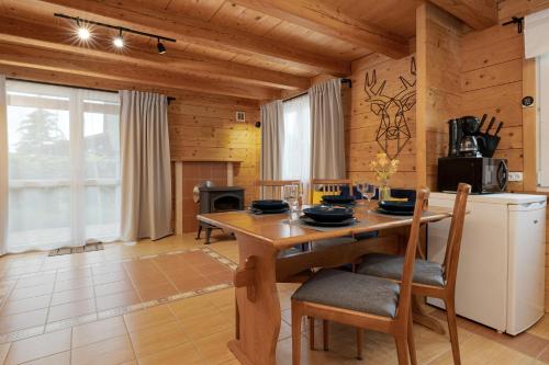 a kitchen and dining room with a table and chairs at Family Vacation House with Garden & Parking by Renters in Zastań