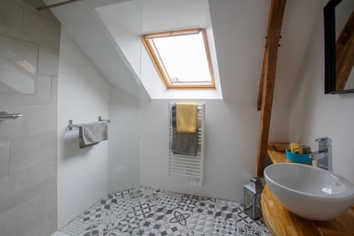 Koupelna v ubytování Gîtes de charme pour 2 au calme aux portes de Bayeux by Le Clos Poulain