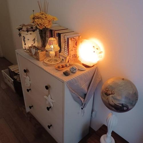 a desk with a lamp and a globe on it at Porta del Mare in Portoferraio