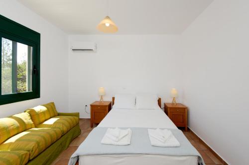 - une chambre avec un lit et un canapé dans l'établissement Seaside Villa, à Gennadi