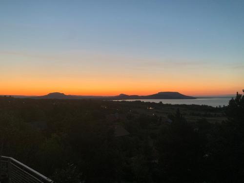 Zdjęcie z galerii obiektu Panoráma Balaton w mieście Balatongyörök