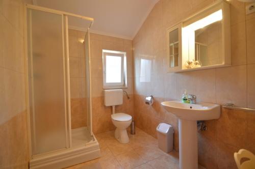 y baño con ducha, lavabo y aseo. en Apartments Mali Losinj (72) en Mali Lošinj
