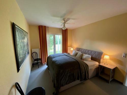 奧斯特巴特內哈根的住宿－Fewo Kliff 46, EG，一间卧室设有一张床和一个窗口