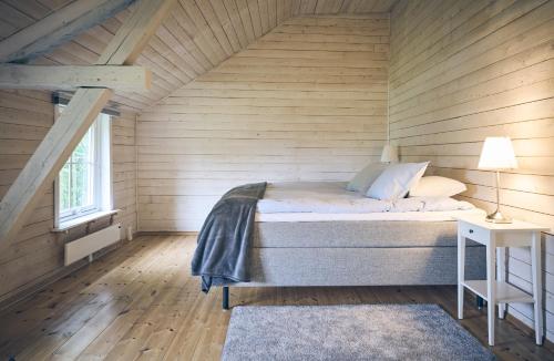 Ένα ή περισσότερα κρεβάτια σε δωμάτιο στο Holma Stångenäs Golf Bed & Breakfast