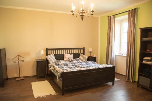1 dormitorio con cama y lámpara de araña en Das Einser 