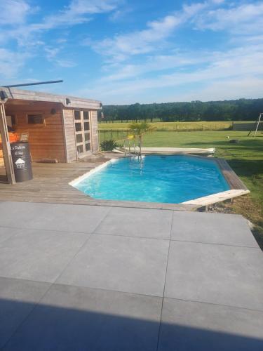 Photo de la galerie de l'établissement Maison avec piscine chauffée, à Renac