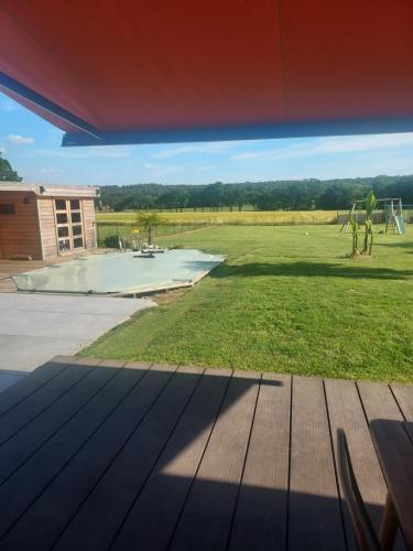 Photo de la galerie de l'établissement Maison avec piscine chauffée, à Renac