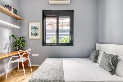 Säng eller sängar i ett rum på Spacious flat with courtyard and private parking!