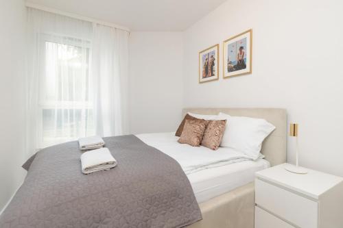 A bed or beds in a room at Piastowska 30, Garden, Free Parking by Renters Prestige