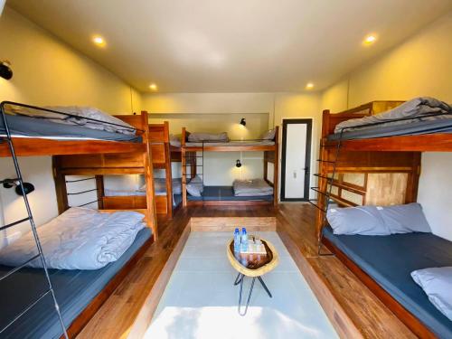 Katil dua tingkat atau katil-katil dua tingkat dalam bilik di S'Nghe Homestay Măng Đen