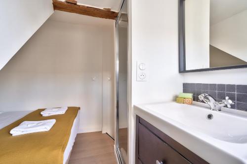 New Cocoon Duplex for 2 in the Heart of Paris (5D)