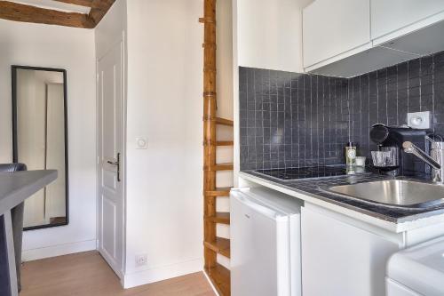 une cuisine avec un évier et un plan de travail dans l'établissement New Cocoon Duplex for 2 in the Heart of Paris (5D), à Paris