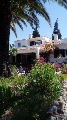 Castelo do Mar, 3 bedroom villa with private pool in large garden, 400m to beach and close to village