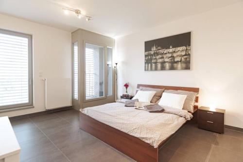 Bright studio, 10min to the Centre, free Parking