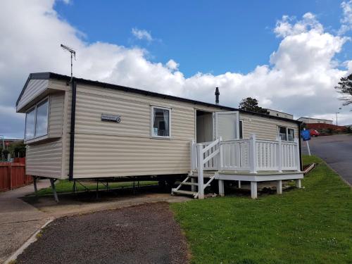 a mobile home sitting on the side of a road at pool-garden-2br-parking-wifi-sleeps6 in Paignton