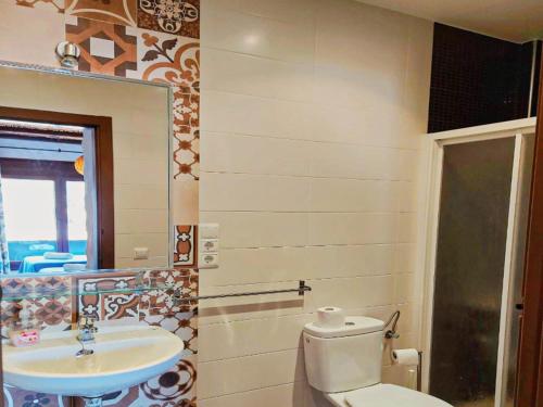 カニージャス・デ・アルバイダにあるVilla Sara y Villa Lucíaのトイレと洗面台付きのバスルーム